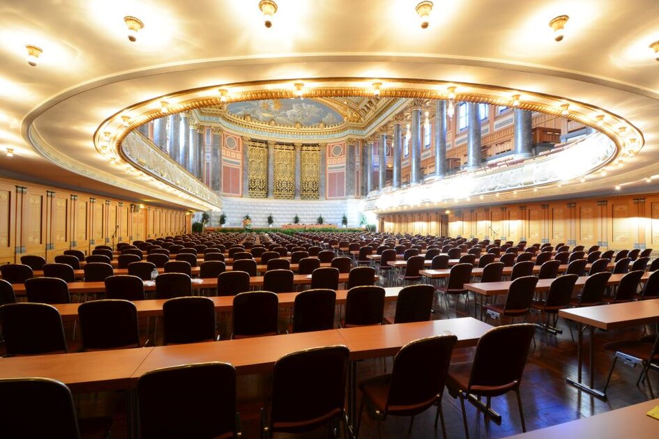 Friedrich-von-Thiersch-Saal Kurhaus - парламентарни места в залата с изглед към сцената
