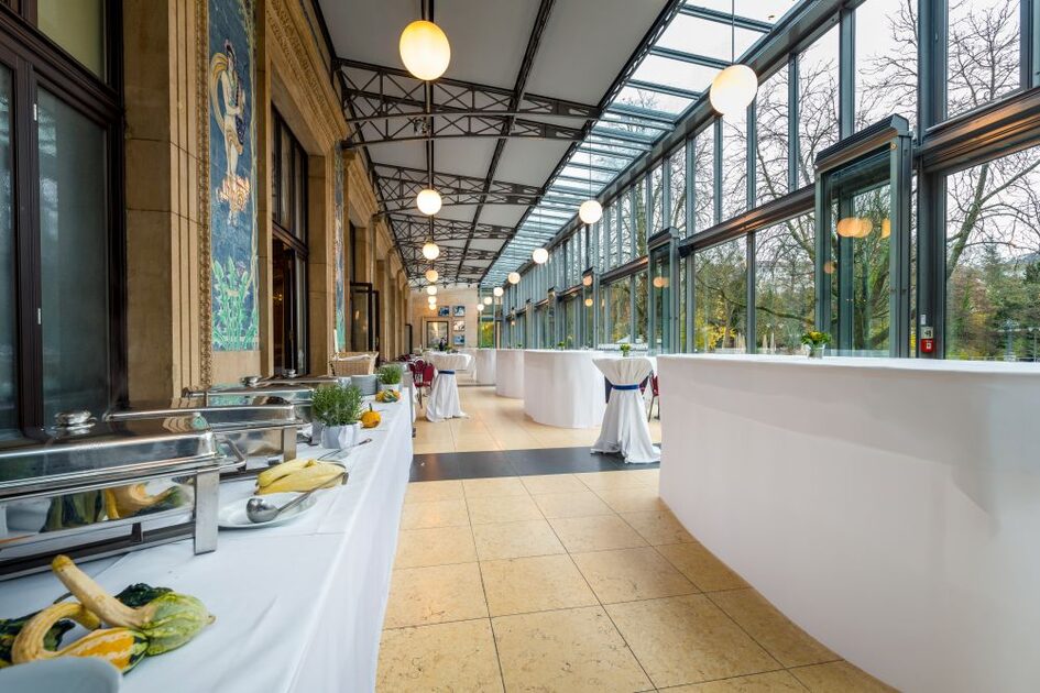 Wintergarten Kurhaus - кетъринг с бюфетни зони и малки кръгли и големи овални бар маси