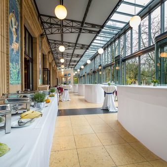 Wintergarten Kurhaus - Catering mit Buffetflächen und kleinen runden sowie großen ovalen Stehtischen