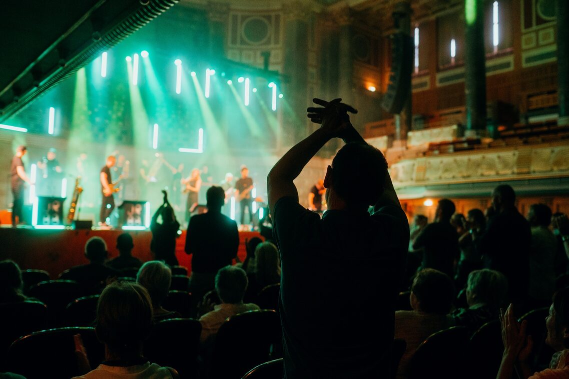 Friedrich-von-Thiersch-Saal Kurhaus - Band auf der Bühne beim Rheingau Musik Festival - Blick aus dem Zuschauerraum