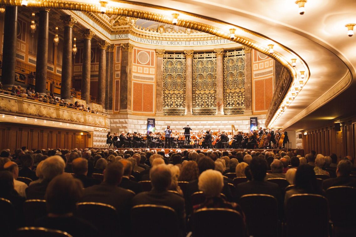Friedrich-von-Thiersch-Saal Kurhaus - Orchester auf der Bühne beim Rheingau Musik Festival - Blick aus dem Zuschauerraum