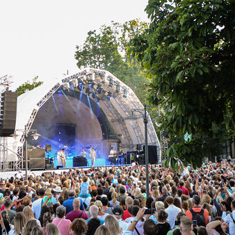 Publikum vor dem Konzert im Park