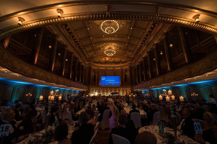 Menschen in der Gala-Veranstaltung vor der Bühne