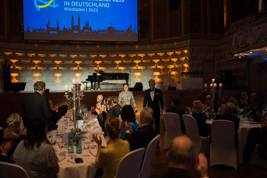 Eine Prinzessin wird begrüßt während der Gala-Veranstaltung