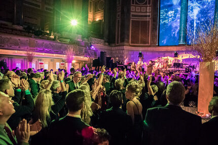 Menschen tanzen vor der Bühne