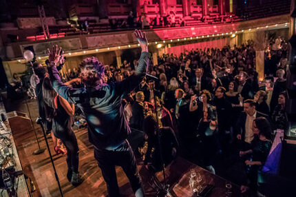 Menschen tanzen vor der Bühne