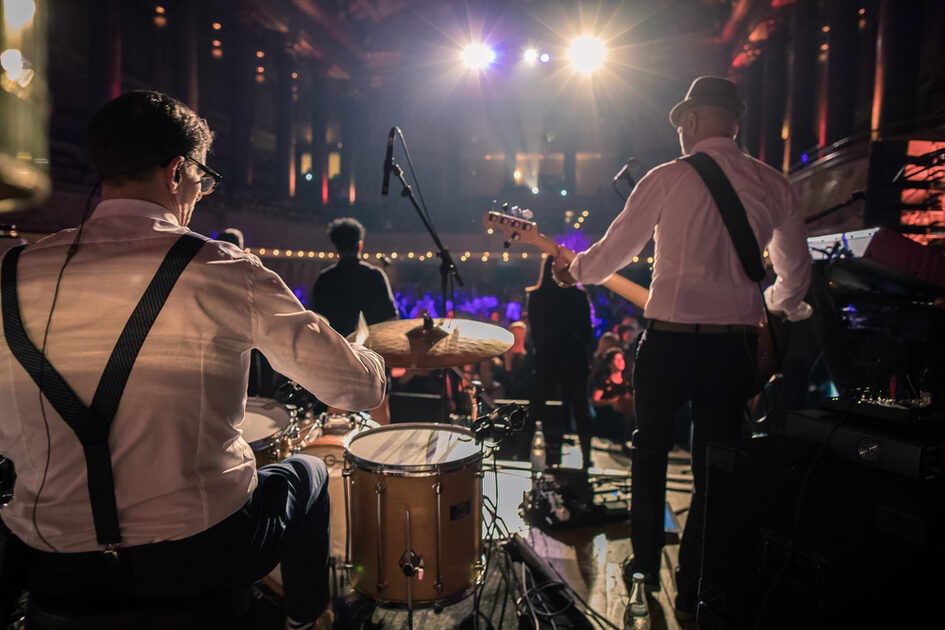 Eine Band tritt auf der Bühne auf