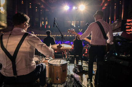 Eine Band tritt auf der Bühne auf