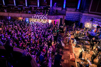 Veranstaltungsgäste tanzen vor der Bühne