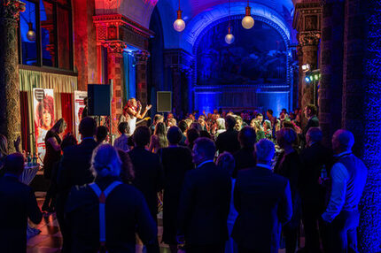 Gäste tanzen vor einer Bühne