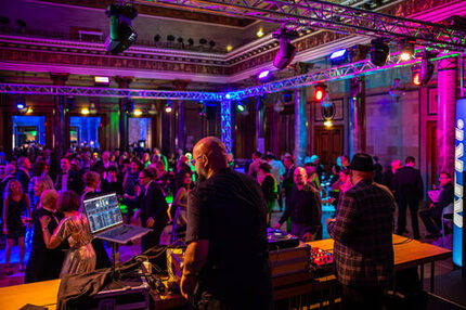 Gäste tanzen vor der Bühne