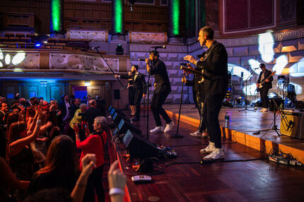 Zwei Künstler auf der Bühne