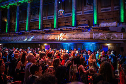 Tanzfläche auf der Bühne im Kurhaus