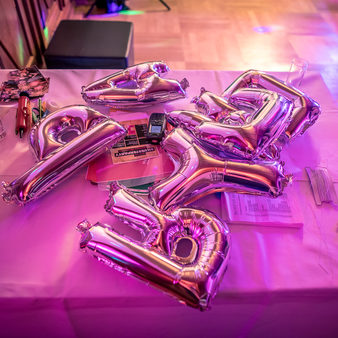 Buchstaben Luftballons liegen auf dem Tisch