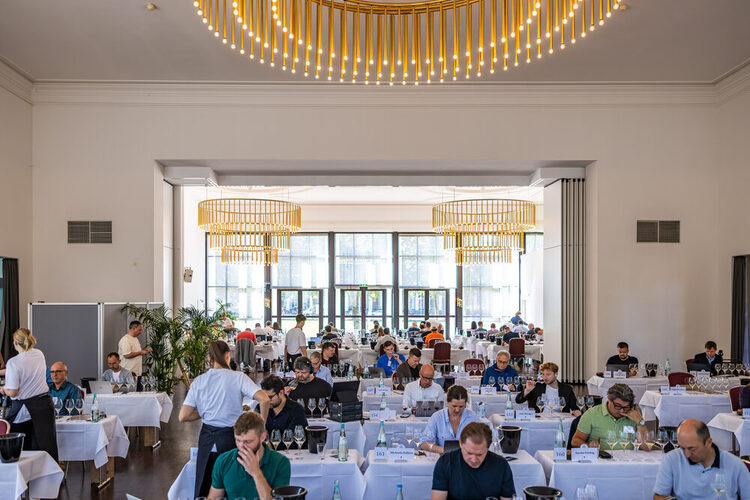 Besucher an Tischen bei der VORPREMIERE VDP.GROSSES GEWÄCHS® 2024 in den Kurhaus Kolonnaden
