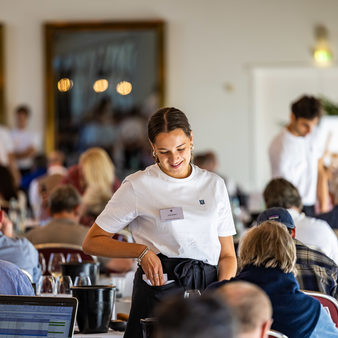 Besucher an Tischen bei der VORPREMIERE VDP.GROSSES GEWÄCHS® 2024 in den Kurhaus Kolonnaden