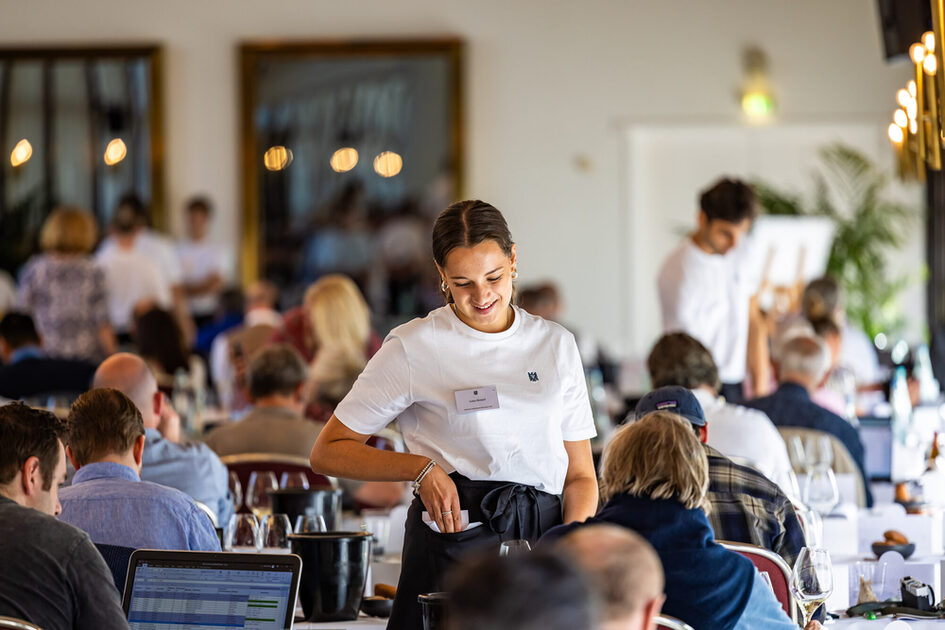 Visitors at tables at the PRE-PREMIERE VDP.GROSSES GEWÄCHS® 2024 in the Kurhaus Kolonnaden