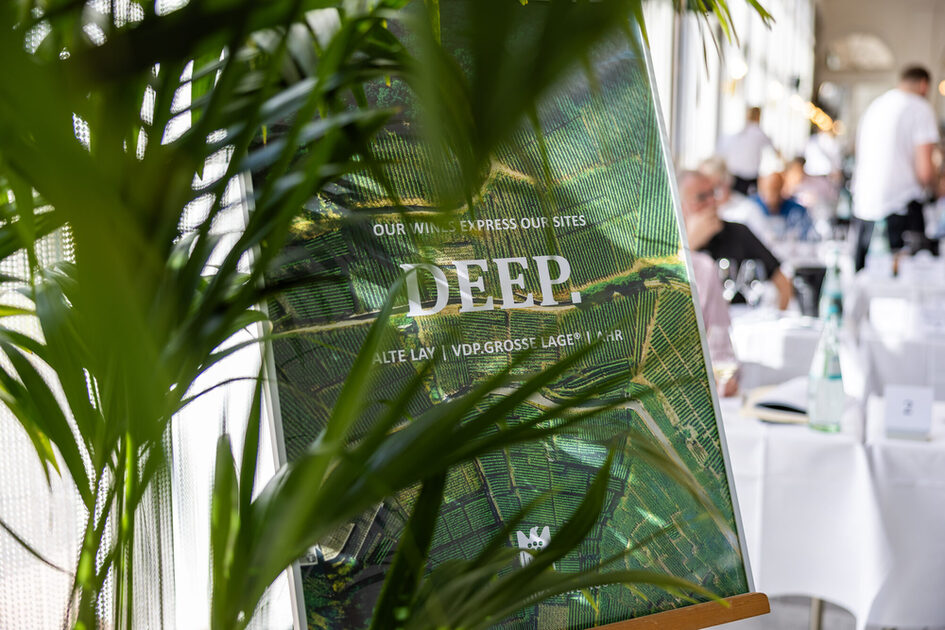 Visitors at tables at the PRE-PREMIERE VDP.GROSSES GEWÄCHS® 2024 in the Kurhaus Kolonnaden