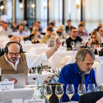 Besucher an Tischen bei der VORPREMIERE VDP.GROSSES GEWÄCHS® 2024 in den Kurhaus Kolonnaden