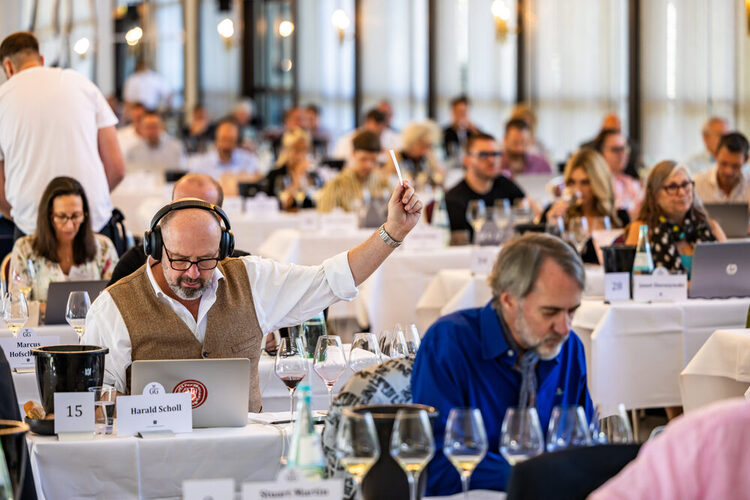 Besucher an Tischen bei der VORPREMIERE VDP.GROSSES GEWÄCHS® 2024 in den Kurhaus Kolonnaden