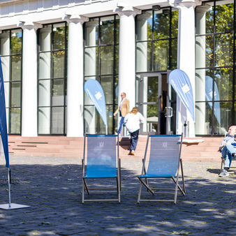 Besucher vor den Kurhaus Kolonnaden