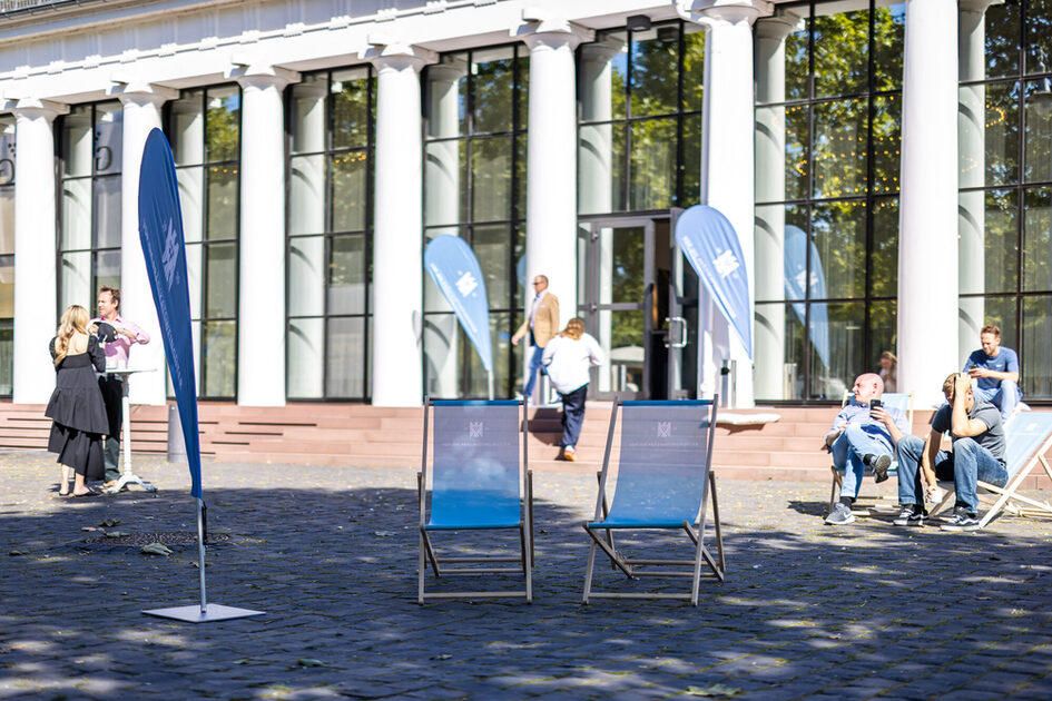 Visitors in front of the Kurhaus Kolonnaden