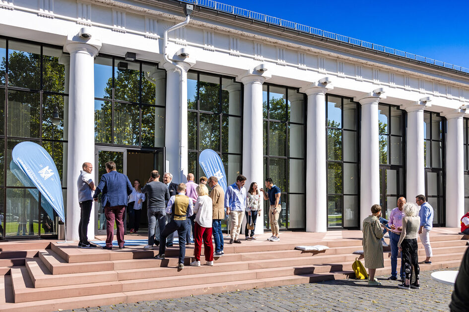 Visitors in front of the Kurhaus Kolonnaden