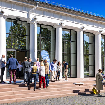 Besucher vor den Kurhaus Kolonnaden