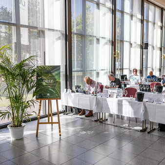 Besucher an Tischen bei der VORPREMIERE VDP.GROSSES GEWÄCHS® 2024 in den Kurhaus Kolonnaden