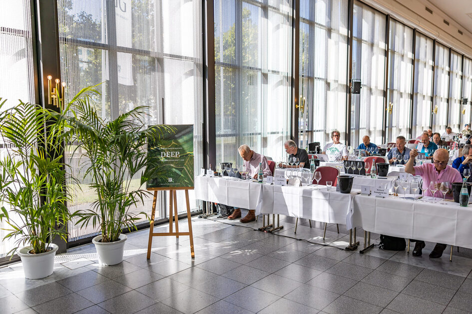 Visitors at tables at the PRE-PREMIERE VDP.GROSSES GEWÄCHS® 2024 in the Kurhaus Kolonnaden