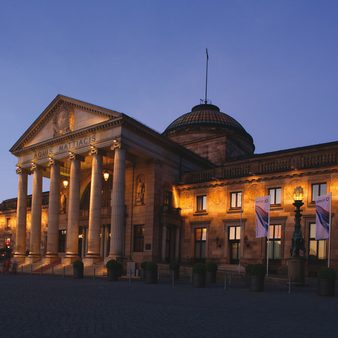 Kurhaus Wiesbaden Außenaufnahme Außenbeleuchtung