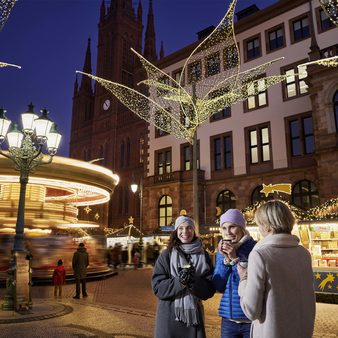 Drei Frauen am Weihnachtsmarkt in Wiesbaden