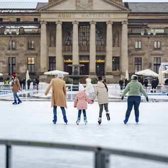 Frauen auf dem Wiesbaden on Ice vor dem Kurhaus