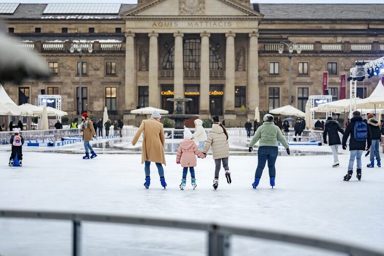 Frauen auf dem Wiesbaden on Ice vor dem Kurhaus