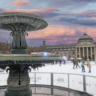 Ein Brunnen auf dem Wiesbaden on Ice vor dem Kurhaus