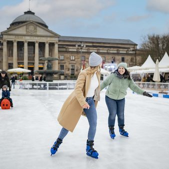 Zwei Frauen auf dem Wiesbaden on Ice vor dem Kurhaus