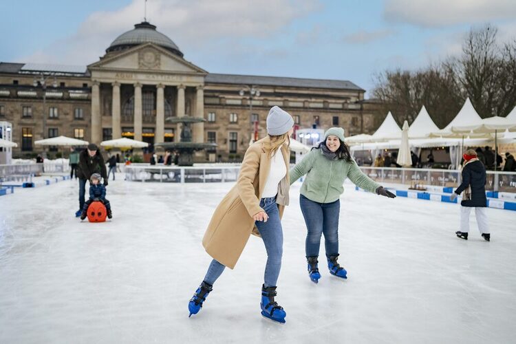Zwei Frauen auf dem Wiesbaden on Ice vor dem Kurhaus
