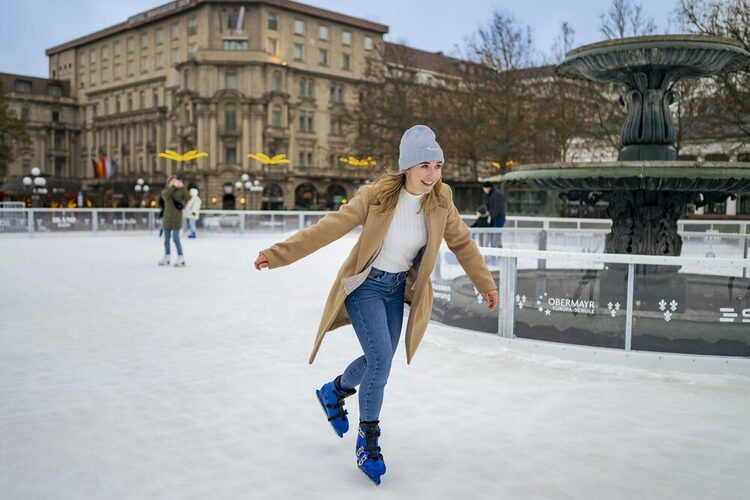 Eine Frau auf dem Wiesbaden on Ice
