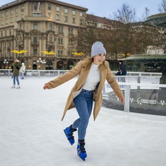 Eine Frau auf dem Wiesbaden on Ice