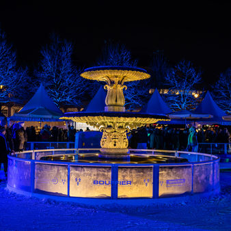 Brunnen mitten in der Eisbahn am Abend