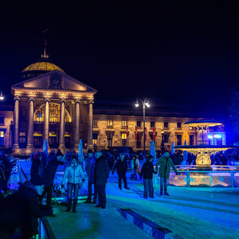 Menschen auf der Eisbahn vor dem Kurhaus