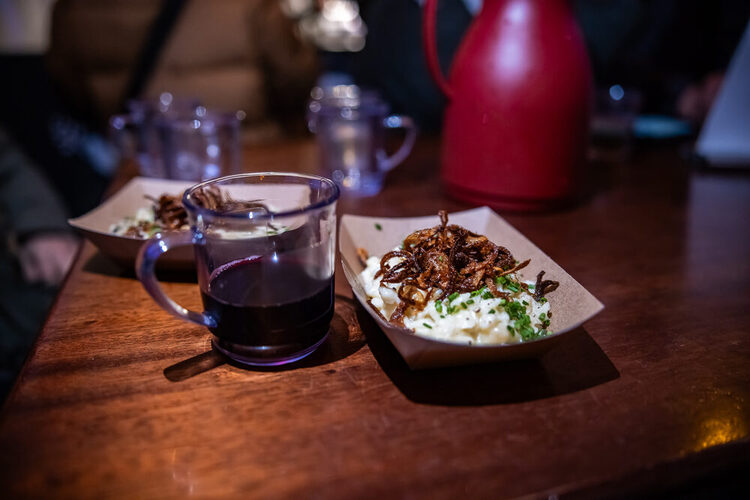 Käsespätzle und Tasse Glühwein