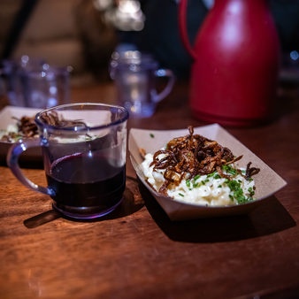 Käsespätzle und Tasse Glühwein