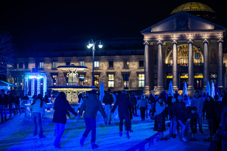Menschen auf der Eisbahn vor dem Kurhaus