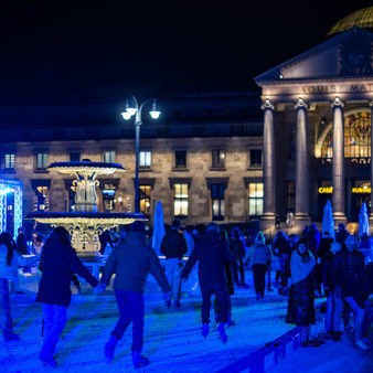 Menschen auf der Eisbahn vor dem Kurhaus