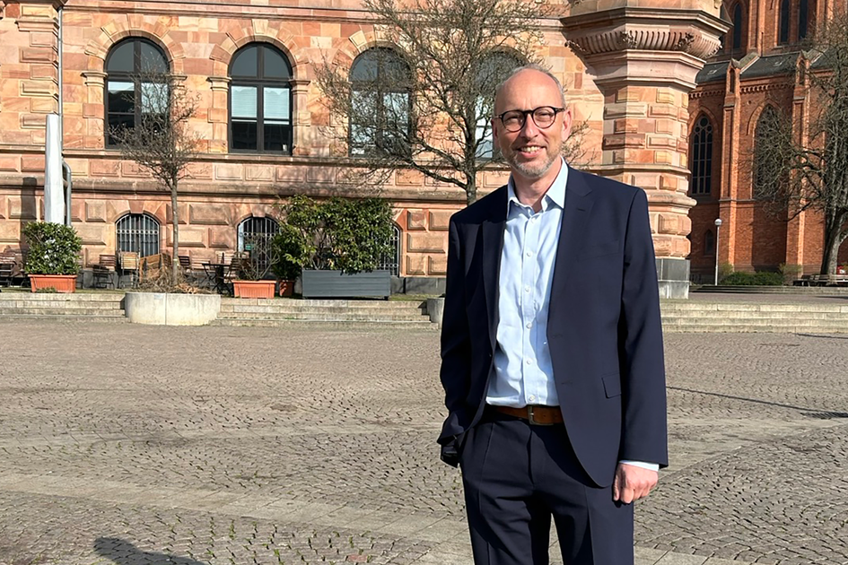 Matthias Fromm, Geschäftsführer WICM GmbH vor historischem Gebäude
