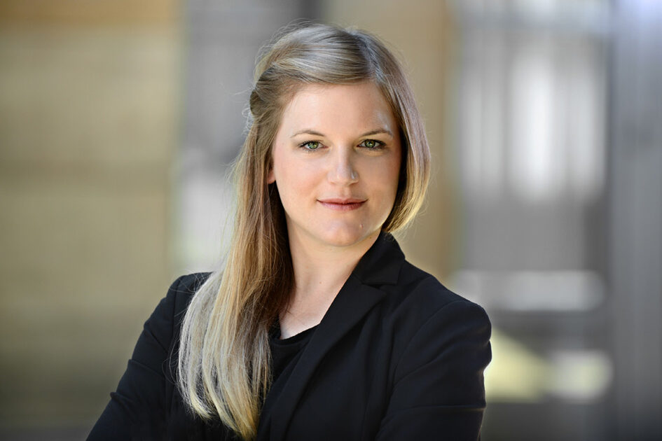 Portrait photo Kathrin Kardelen with long hairstyle