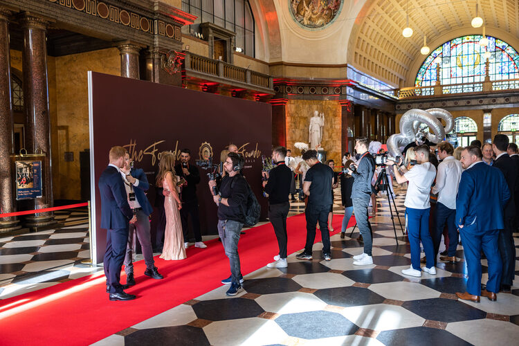 Veranstaltungsgäste im Foyer im Kurhaus auf dem roten Tepich