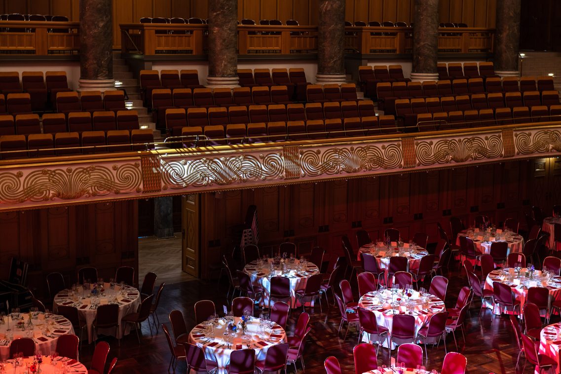 Gala-Bestuhlung (weiß bedeckte Tische und Stühle) im Kurhaus