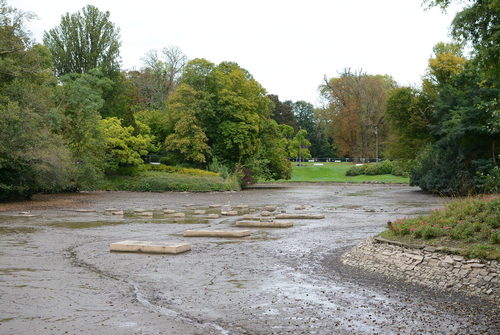 Kurparkweiher mit abgelassenem Wasser